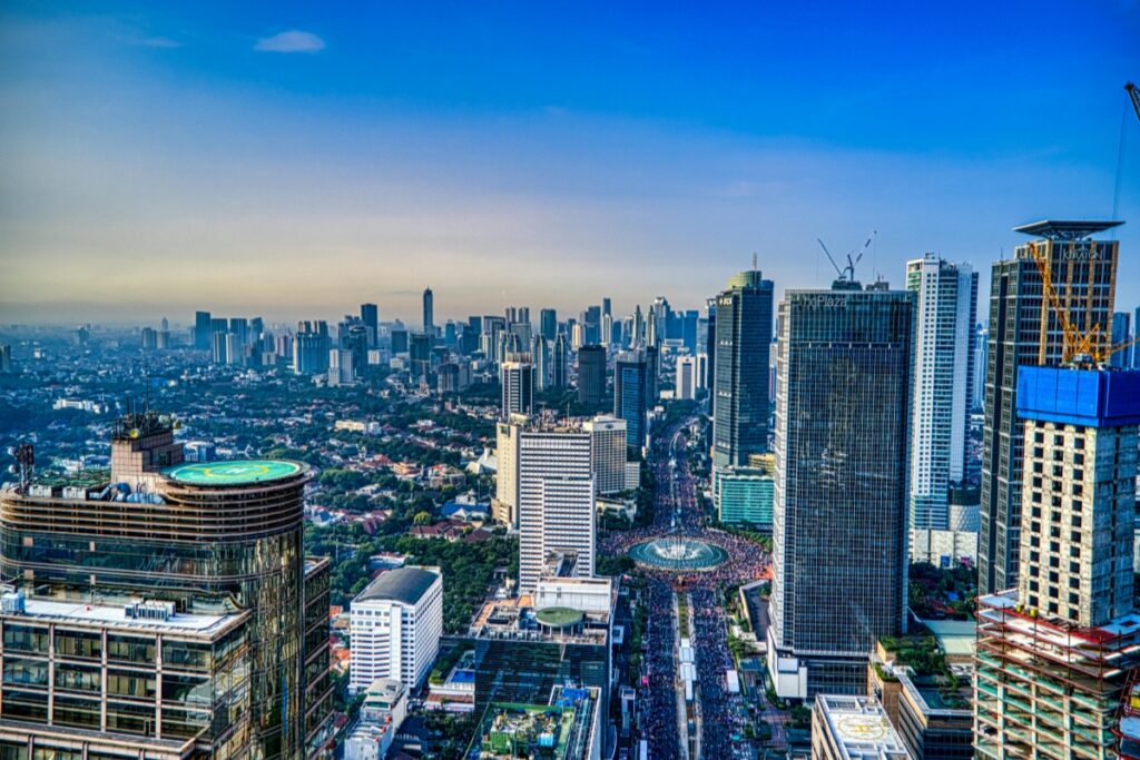Kota modern dengan bangunan-bangunan tinggi dan jalan-jalan sibuk,menunjukkan pertumbuhan dan ke活济 di kota ini.Memanfaatkan WhatsApp Business untuk meningkatkan penjualan di kota ini dapat menjadi strategi yang efektif dalam meningkatkan interaksi dengan pelanggan dan meningkatkan kinerja usaha Anda.