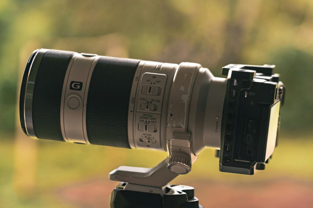 Gambar ini menunjukkan sebuah kamera dengan lensa yang besar. Kamera ini terpasang pada sebidang tripod. Pada lensa, terdapat beberapa tombol kontrol seperti untuk mengatur autofokus (AF) dan manual focus (MF), serta tombol untuk optical steady shot. Seperti kamera yang dapat menangkap momen menarik, strategi konten menarik di Twitter Indonesia untuk brand juga harus mampu menangkap perhatian audiens. Brand perlu membuat konten yang unik, informatif, atau menghibur, agar dapat berdiri teguh di antara ribuan tweet yang terkirim setiap detik.
