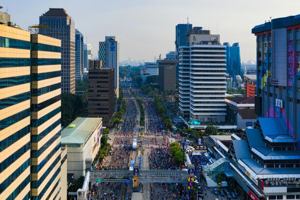 Ini adalah tampilan udara dari sebuah jalan raya di kota yang dikelilingi oleh gedung-gedung tinggi, dipenuhi dengan keramaian dan aktivitas orang-orang. Tentang BaoLiba – Revolusi Kolaborasi Merek & Influencer di Indonesia BaoLiba hadir sebagai platform inovatif yang menghubungkan merek dan influencer di Indonesia. Dengan sistem yang aman, transparan, dan efisien, kami membuka peluang kolaborasi pemasaran digital yang lebih luas dan terpercaya.