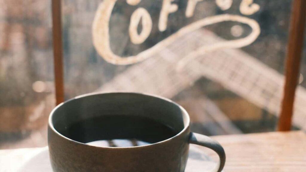 Panduan praktis untuk kreator Indonesia yang mau jangkau brand Aljazair lewat Roposo: riset bahasa, pendekatan DM/LinkedIn, format sponsor tag, contoh pitch, dan checklist legal.