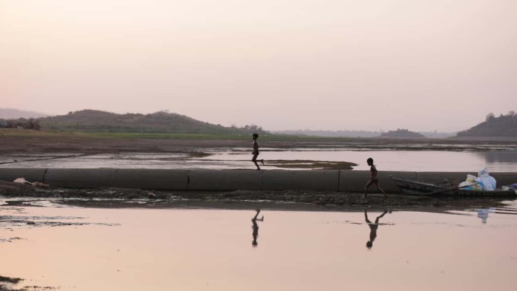 Panduan praktis untuk kreator Indonesia cara menemukan, mendekati, dan nego fee tetap dengan brand dari Georgia via Moj taktik outreach, pesan DM, dan contoh pitch.