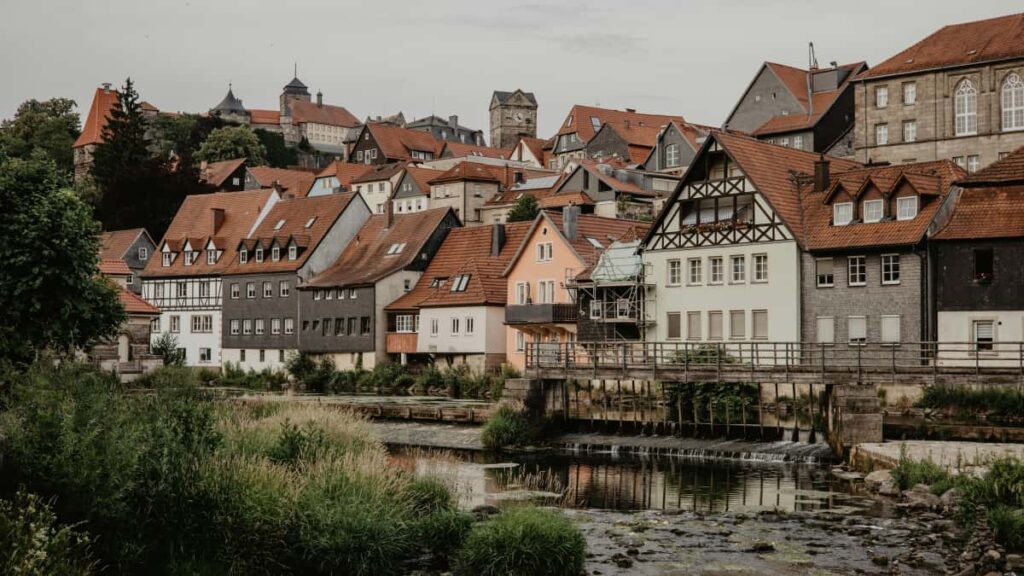 Panduan praktis untuk kreator Indonesia menjangkau brand Nepal lewat Chingari, adaptasi strategi, risiko regulasi, dan tips outreach yang efektif.