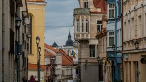 Panduan praktis bagi pengiklan Indonesia: cara menemukan dan kolaborasi dengan kreator eBay dari Laos untuk bikin vlog event nyata taktik outreach, platform, dan tips negosiasi.