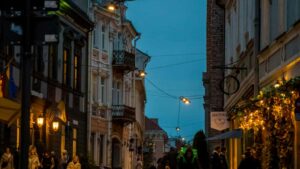 Panduan praktis untuk kreator Indonesia yang ingin menjangkau brand Filipina di ShareChat lewat kombinasi konten organik dan tools sponsored langkah, contoh, dan risiko.